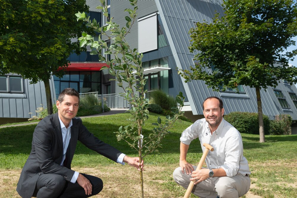 © Stephan Huger / VELUX
Bernhard Hirschmüller, Geschäftsführer Velux Österreich (l.), und Georg Scattolin, Leiter des internationalen Programms bei WWF Österreich, freuen sich auf die gemeinsame Umsetzung des Projekts. Bernhard Hirschmüller, Geschäftsführer Velux Österreich (l.), und Georg Scattolin, Leiter des internationalen Programms bei WWF Österreich, freuen sich auf die gemeinsame Umsetzung des Projekts.