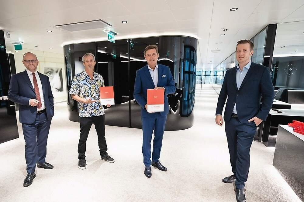 © PID / David Bohmann
Wirtschaftsstadtrat Peter Hanke (2.v.r.), Prof. Hans-Peter Hutter von der MedUni Wien (2.v.l.), Tourismusdirektor Norbert Kettner (l.) und Christian Woronka, Leiter des Vienna Convention Bureau (VCB) im WienTourismus (r.), präsentieren den Sicherheitsleitfaden für Business Events. Wirtschaftsstadtrat Peter Hanke (2.v.r.), Prof. Hans-Peter Hutter von der MedUni Wien (2.v.l.), Tourismusdirektor Norbert Kettner (l.) und Christian Woronka, Leiter des Vienna Convention Bureau (VCB) im WienTourismus (r.), präsentieren den Sicherheitsleitfaden für Business Events.