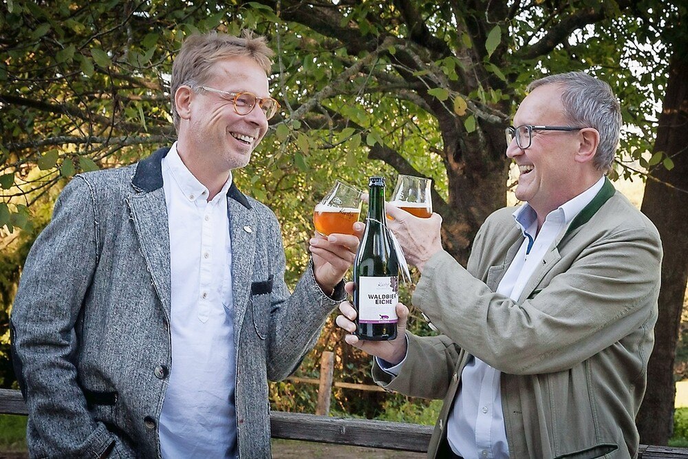 © Gabriela Koch
Braumeister Axel Kiesbye (links) und ÖBF-Vorstandssprecher Rudolf Freidhager bei der Vorstellung des Waldbiers 2020. Braumeister Axel Kiesbye (links) und ÖBF-Vorstandssprecher Rudolf Freidhager bei der Vorstellung des Waldbiers 2020.