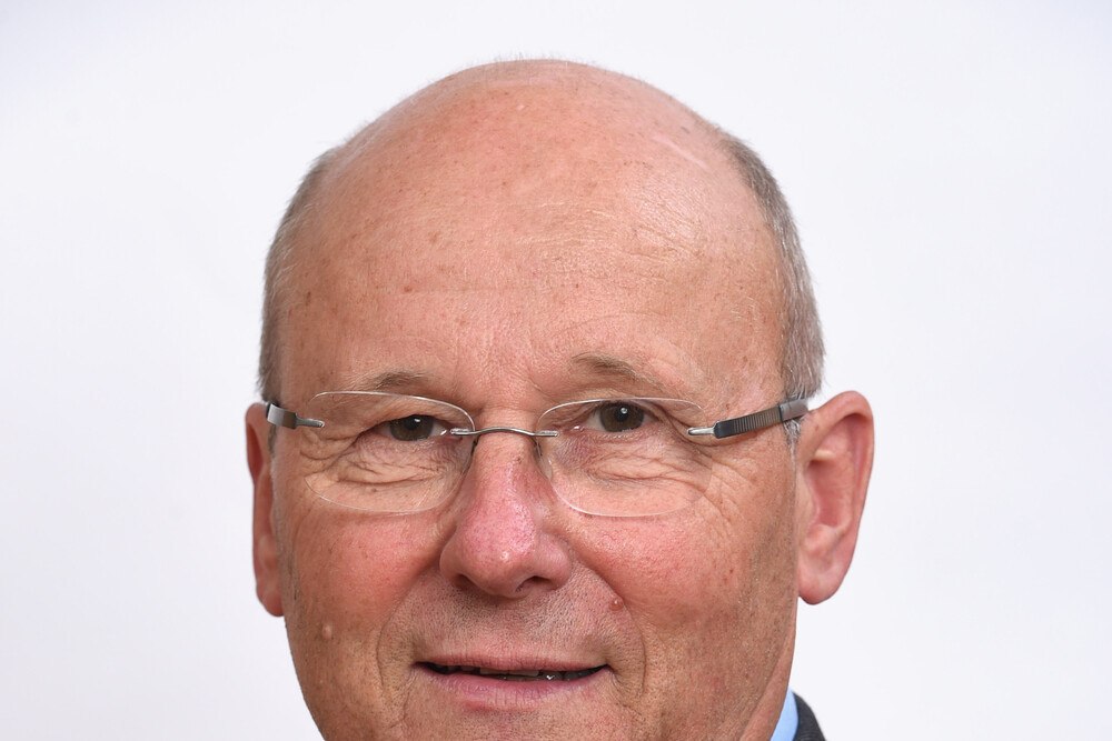 © LI OÖ
Oberösterreichs Landesinnungsmeister der Dachdecker, Glaser und Spengler Othmar Berner Oberösterreichs Landesinnungsmeister der Dachdecker, Glaser und Spengler Othmar Berner
