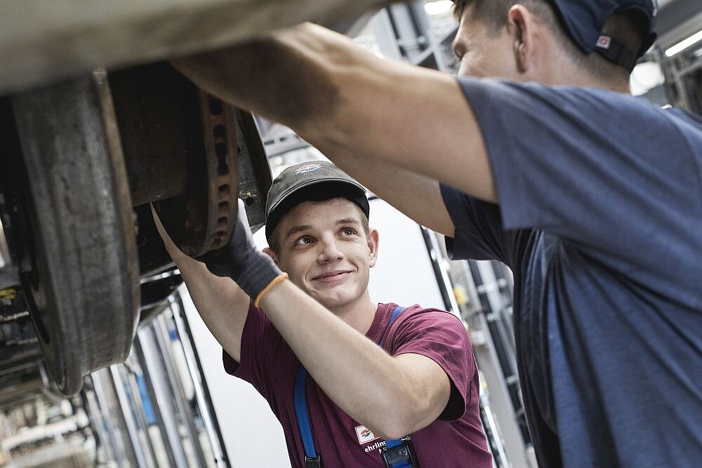 © Wr.Stadtwerke / M.Pauly
Neben der ausverhandelten 1,45-prozentigen Lohnerhöhung empfiehlt der FMTI jenen Unternehmen, denen es wirtschaftlich gut geht, eine Coronaprämie von 150 Euro an die Mitarbeiter*innen auszuzahlen. Neben der ausverhandelten 1,45-prozentigen Lohnerhöhung empfiehlt der FMTI jenen Unternehmen, denen es wirtschaftlich gut geht, eine Coronaprämie von 150 Euro an die Mitarbeiter*innen auszuzahlen.