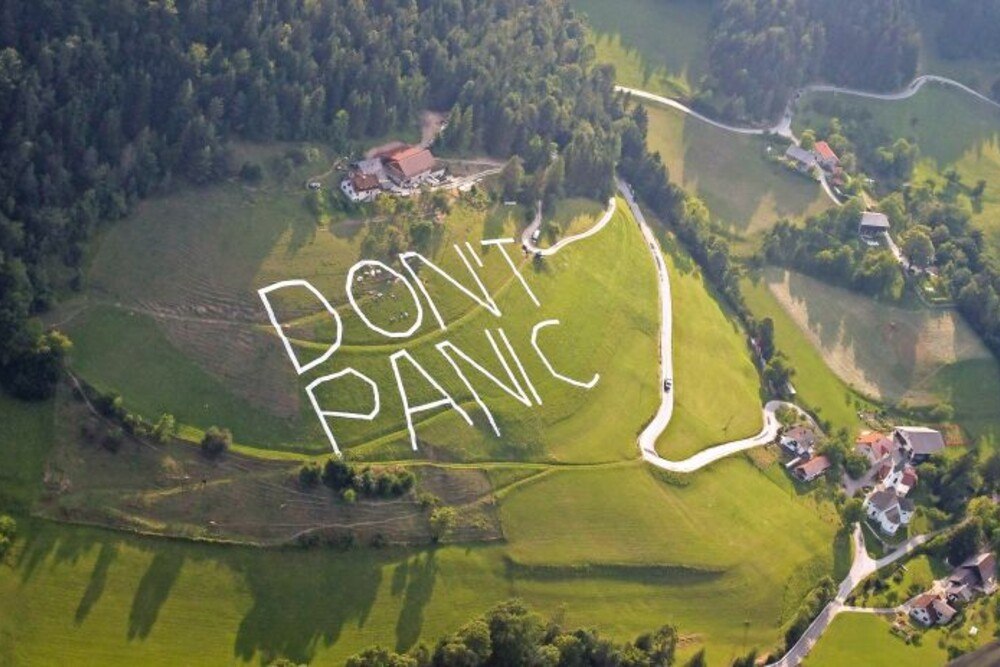Das temporäre Land-Art-Projekt „Don’t Panic“ reagiert auf die allgegenwärtigen Satellitenaufnahmen, die über Google Maps und andere Programme angeboten werden. In Zusammenarbeit mit den Bewohnern der Ortschaft wurde die Nachricht in großen Lettern mit landwirtschaflticher Folie auf einen Hügel geschrieben.
© Rok Dezelak Das temporäre Land-Art-Projekt „Don’t Panic“ reagiert auf die allgegenwärtigen Satellitenaufnahmen, die über Google Maps und andere Programme angeboten werden. In Zusammenarbeit mit den Bewohnern der Ortschaft wurde die Nachricht in großen Lettern mit landwirtschaflticher Folie auf einen Hügel geschrieben.