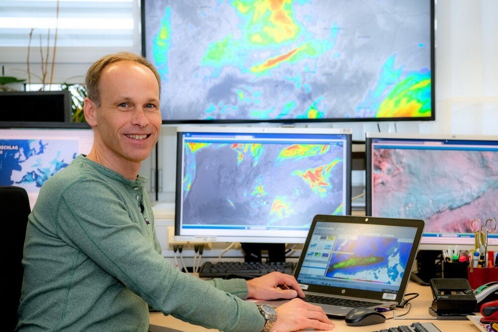 © Apa Picture Desk
Marcus Wadsak spricht Klartext: "Es werden viele Menschen aufgrund von Unwettern und aufgrund der Hitze sterben." Marcus Wadsak spricht Klartext: "Es werden viele Menschen aufgrund von Unwettern und aufgrund der Hitze sterben."