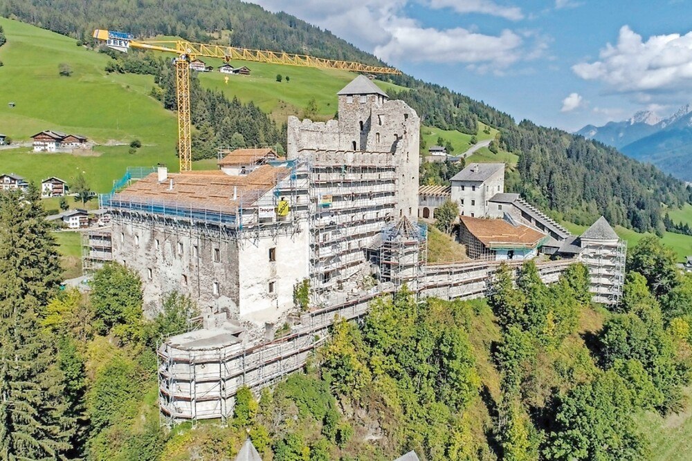 © Alexander Zeidler
Denkmalpflegerische Maßnahmen und ein zeitgemäßes architektonisches Konzept prägen die Sanierung der osttiroler Burg Heinfels. Denkmalpflegerische Maßnahmen und ein zeitgemäßes architektonisches Konzept prägen die Sanierung der osttiroler Burg Heinfels.