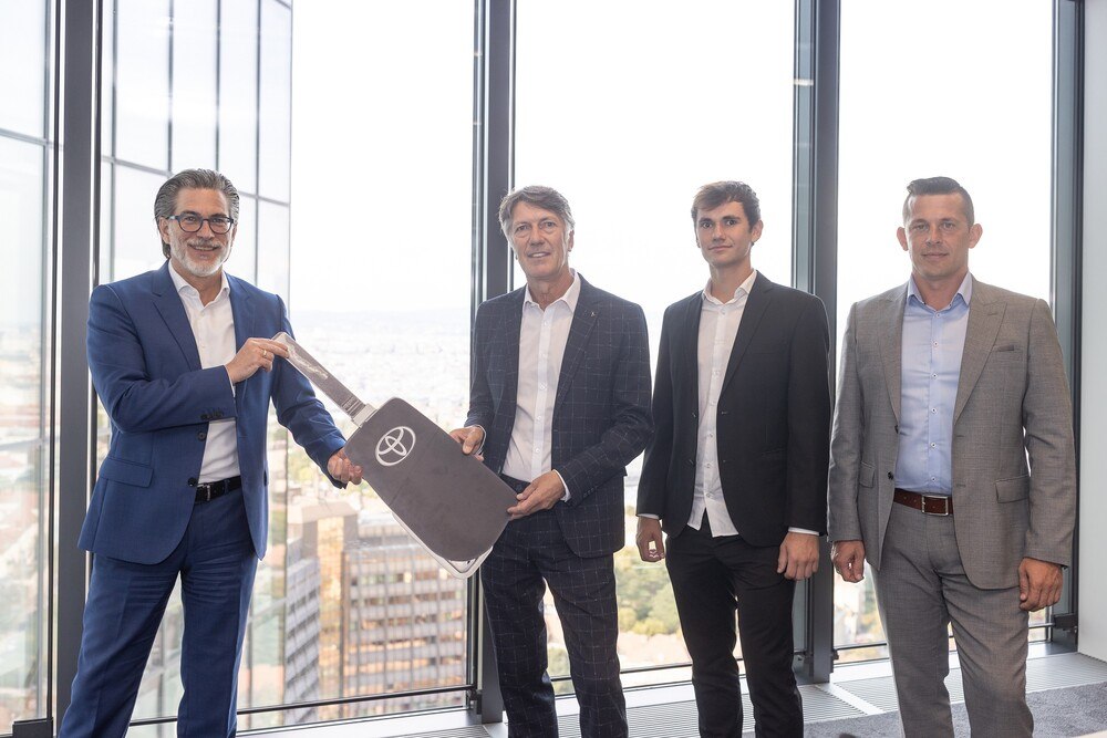 © Toyota Austria
Heiko Twellmann (Geschäftsführer Toyota Austria GmbH), Karl Öllinger (Inhaber Öllinger GmbH & Co KG), Matthias Öllinger (Organisation & Entwicklung Öllinger GmbH & Co KG), Bogdan Strobl (Geschäftsführer Öllinger GmbH & Co KG). Heiko Twellmann (Geschäftsführer Toyota Austria GmbH), Karl Öllinger (Inhaber Öllinger GmbH & Co KG), Matthias Öllinger (Organisation & Entwicklung Öllinger GmbH & Co KG), Bogdan Strobl (Geschäftsführer Öllinger GmbH & Co KG).
