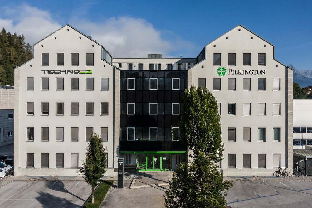 Die neue BIPV-Fassade des Pilkington Austria Standorts in Bischofshofen wurde Anfang September fertiggestellt.
© Pilkington Austria/Johannes Felsch Die neue BIPV-Fassade des Pilkington Austria Standorts in Bischofshofen wurde Anfang September fertiggestellt.