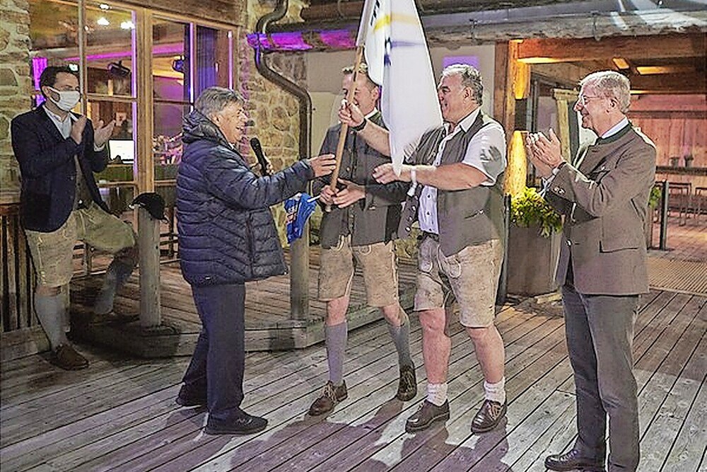 © Tourismusverband Saalbach Hinterglemm
Peter Schröcksnadel, Bürgermeister Alois Hasenauer, Bartl Gensbichler (Präsident SLSV und Obmann Schiclub Saalbach Hinterglemm), Landeshauptmann Wilfried Haslauer Peter Schröcksnadel, Bürgermeister Alois Hasenauer, Bartl Gensbichler (Präsident SLSV und Obmann Schiclub Saalbach Hinterglemm), Landeshauptmann Wilfried Haslauer