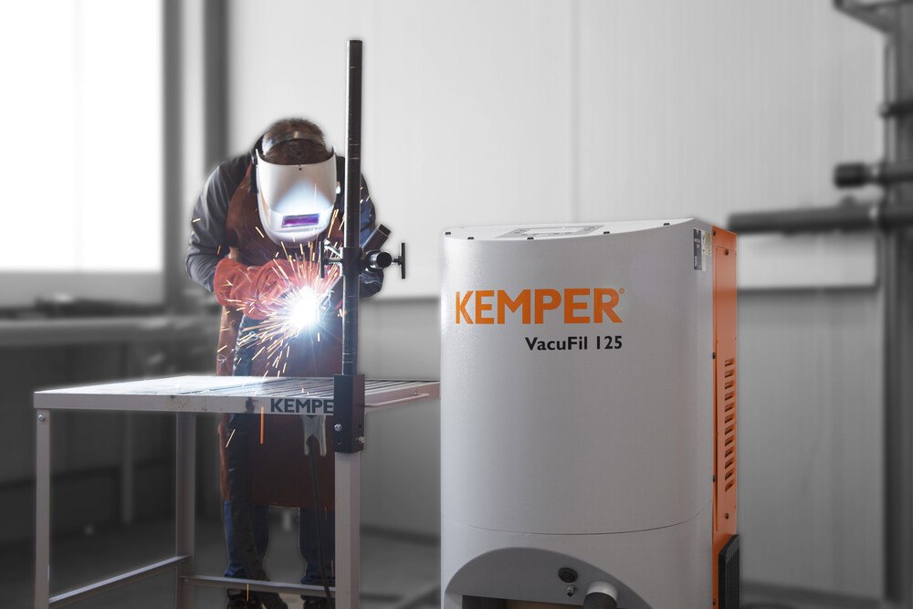 Je nach Gefahrenintensität des eingesetzten Schweißverfahrens sind die Ausführungen VacuFil 125i, 150i sowie 250i mit unterschiedlichen maximalen Absaugleistungen erhältlich.
© KEMPER Je nach Gefahrenintensität des eingesetzten Schweißverfahrens sind die Ausführungen VacuFil 125i, 150i sowie 250i mit unterschiedlichen maximalen Absaugleistungen erhältlich.