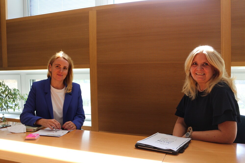 © Kopper Gemeinsames Projekt: Lehrlingsexpertin Petra Pinker (l.) und Unternehmensberaterin Sabine Trnka, Geschäftsführerin von Mmittelpunkt Consulting und Partnerin bei Acon Management Consulting, haben gemeinsam das Coaching-Projekt Lean4Future ins Leben gerufen. Gemeinsames Projekt: Lehrlingsexpertin Petra Pinker (l.) und Unternehmensberaterin Sabine Trnka, Geschäftsführerin von Mmittelpunkt Consulting und Partnerin bei Acon Management Consulting, haben gemeinsam das Coaching-Projekt Lean4Future ins Leben gerufen.