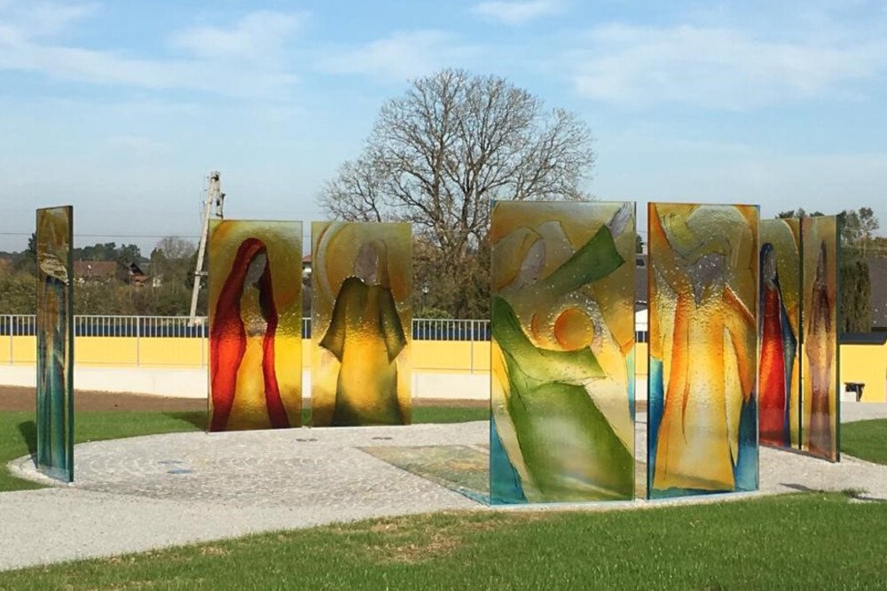 Das Zentrum der Gedenkstätte für Sternenkinder in Eberstalzell ist ein Schutzkreis von Engeln und Heiligen, den die Glasmalerei Stift Schlierbach nach Entwürfen der Künstlerin Lydia Wassner-Hauser gefertigt hat.
© Lydia Wassner-Hauser Das Zentrum der Gedenkstätte für Sternenkinder in Eberstalzell ist ein Schutzkreis von Engeln und Heiligen, den die Glasmalerei Stift Schlierbach nach Entwürfen der Künstlerin Lydia Wassner-Hauser gefertigt hat.