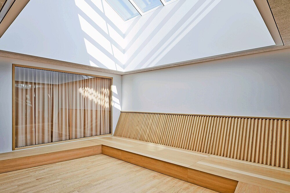 Im Bildungscampus Bütze setzen Schenker Salvi Weber Architekten  Tageslicht funktional und ästhetisch in Szene.