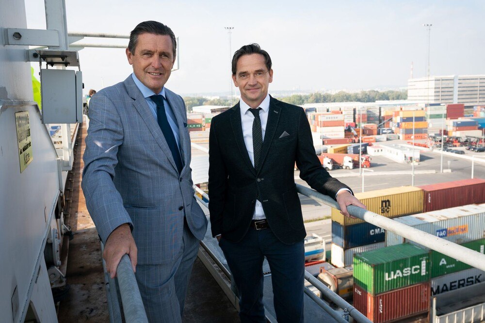 © C: David Bohmann
(v.l.n.r): Wirtschaftsstadtrat Peter Hanke und Wien Holding-Geschäftsführer Kurt Gollowitzer im Hafen Wien (v.l.n.r): Wirtschaftsstadtrat Peter Hanke und Wien Holding-Geschäftsführer Kurt Gollowitzer im Hafen Wien