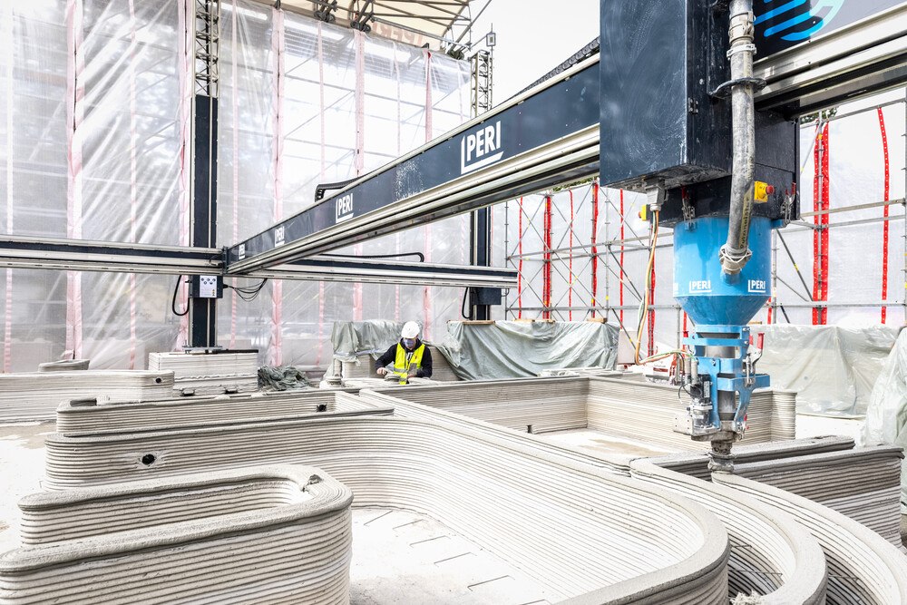 Während des 3D-Betondruck-Vorgangs können manuelle Arbeiten durchgeführt werden.
© Peri GmbH Während des 3D-Betondruck-Vorgangs können manuelle Arbeiten durchgeführt werden.