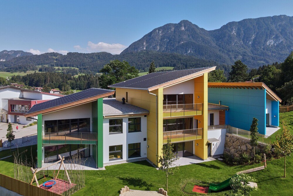 Anhand des Bauvorhabens Kindergarten Schwoich wurde in einer Studie der Einsatz von BIM unter die Lupe genommen und auf seine Praxistauglichkeit für KMUs hin überprüft.
© Georg Fröch / Universität Innsbruck Anhand des Bauvorhabens Kindergarten Schwoich wurde in einer Studie der Einsatz von BIM unter die Lupe genommen und auf seine Praxistauglichkeit für KMUs hin überprüft.