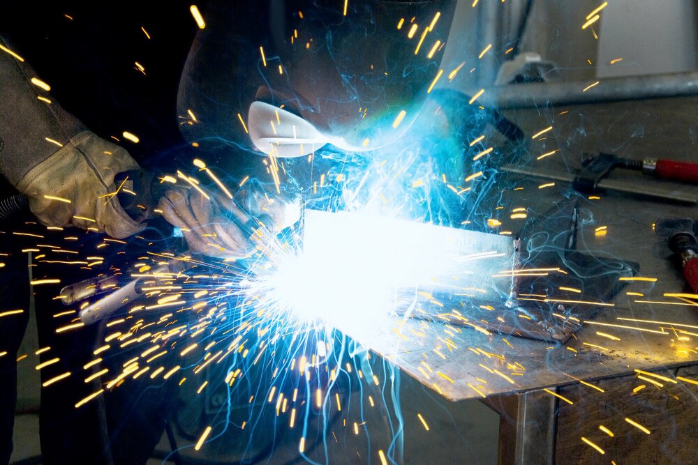 © Getty
Die KV-Verhandlungen der Metaller verliefen selten so harmonisch wie im Krisenjahr 2020: Löhne und Gehälter steigen 2021 um 1,45 Prozent. Die KV-Verhandlungen der Metaller verliefen selten so harmonisch wie im Krisenjahr 2020: Löhne und Gehälter steigen 2021 um 1,45 Prozent.