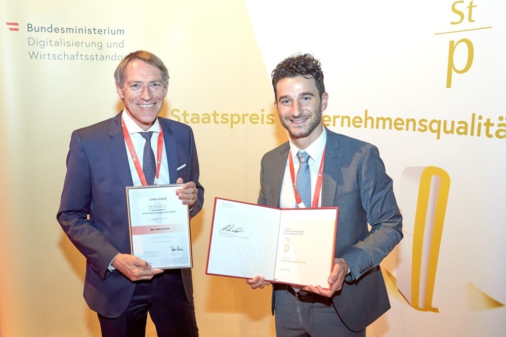 Geschäftsführer Walter Wiedenbauer und Personalleiter Florian Fleischhacker nahmen die Auszeichnung als "Bester Newcomer" im Rahmen der Verleihung des Staatspreises Unternehmensqualität entgegen.
© Sto Geschäftsführer Walter Wiedenbauer und Personalleiter Florian Fleischhacker nahmen die Auszeichnung als "Bester Newcomer" im Rahmen der Verleihung des Staatspreises Unternehmensqualität entgegen.