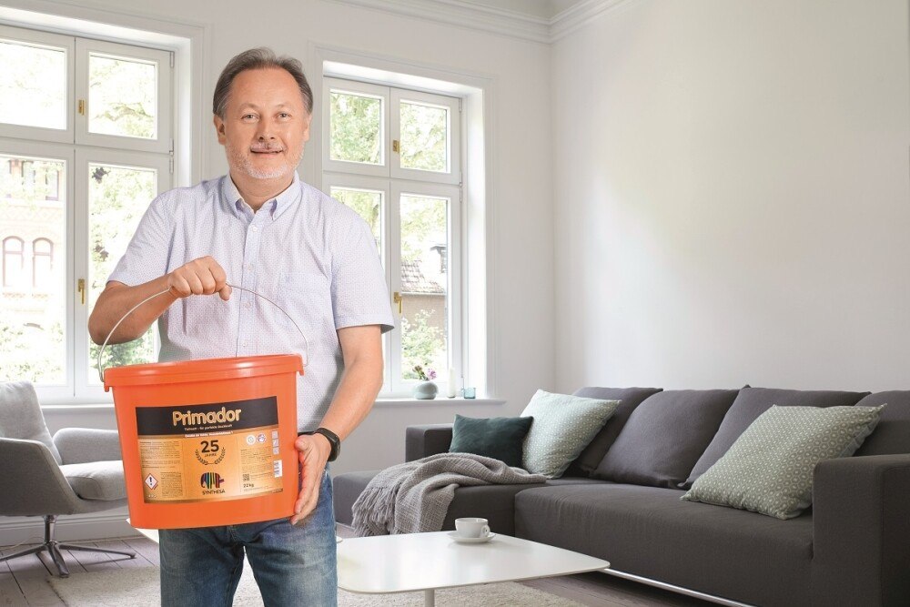 © Synthesa
Marktmanager Hannes Mayerhofer, einer der Mitentwickler der erfolgreichen Synthesa Innenfarbe Primador. Marktmanager Hannes Mayerhofer, einer der Mitentwickler der erfolgreichen Synthesa Innenfarbe Primador.