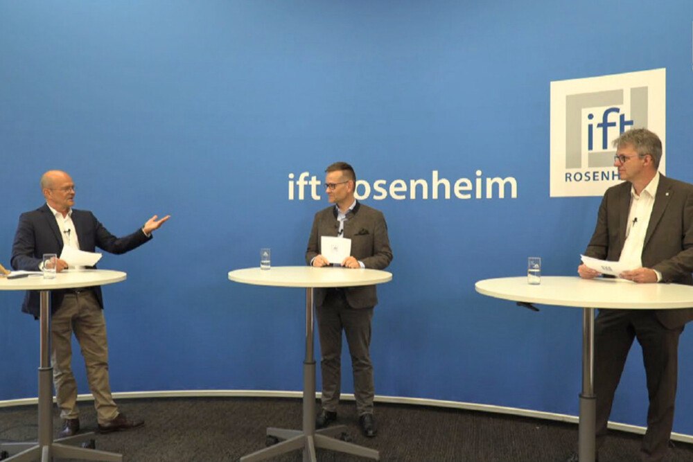 Erster Rosenheimer Online-Dialog: Moderator Manfred Stoff (links) befragt Geschäftsführer Dr. Jochen Peichl (Mitte) und Institutsleiter Prof. Jörn P. Lass zu News aus dem ift Rosenheim.