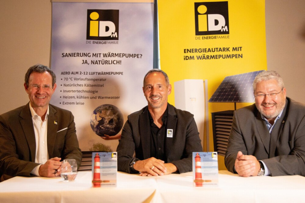 © iDM
Adi Hütter (in der Mitte) ist ab sofort neuer Markenbotschafter der iDM Wärmepumpen. Adi Hütter (in der Mitte) ist ab sofort neuer Markenbotschafter der iDM Wärmepumpen.