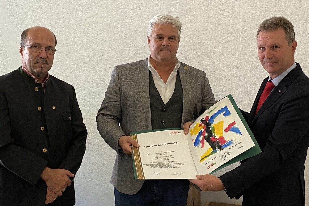 Vereinsbegründer Helmut Kocher (Mitte) bekam als Dank für sein Engagement von LIM Schabauer (rechts) und Neoobmann Rathkolb ein Aquarell überreicht.
© Verein Qualitäts-Dachdecker und -Spengler Vereinsbegründer Helmut Kocher (Mitte) bekam als Dank für sein Engagement von LIM Schabauer (rechts) und Neoobmann Rathkolb ein Aquarell überreicht.