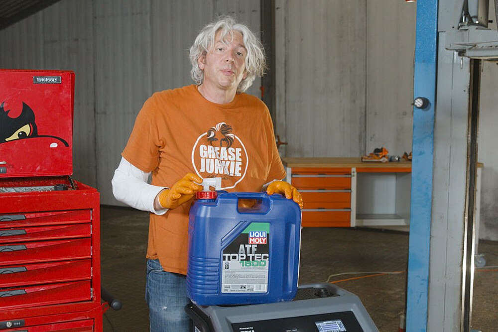 © Liqui Moly
Edd China zeigt an seinem eigenen Range Rover die Vorzüge einer kompletten Liqui Moly Automatikgetriebeölspülung. Edd China zeigt an seinem eigenen Range Rover die Vorzüge einer kompletten Liqui Moly Automatikgetriebeölspülung.