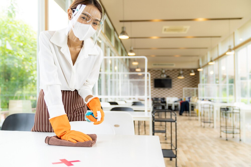 © vichie81 /getty images
Die Gesichtsvisiere in der Gastronomie müssen fallen. Die Gesichtsvisiere in der Gastronomie müssen fallen.