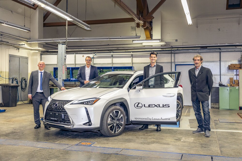 © Toyota Austria
Hannes Sauerzopf (Direktor HTL Mödling), Sebastian Scheibl (Leiter Aftersales Toyota Austria), Gereon Henkes (Leiter Fahrzeugtechnik HTL Mödling) und Günter Leeb (Leiter Werkstätte HTL Mödling) (v.l.) Hannes Sauerzopf (Direktor HTL Mödling), Sebastian Scheibl (Leiter Aftersales Toyota Austria), Gereon Henkes (Leiter Fahrzeugtechnik HTL Mödling) und Günter Leeb (Leiter Werkstätte HTL Mödling) (v.l.)