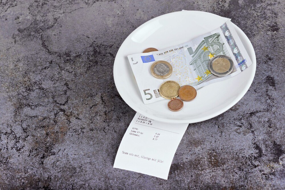 © getty images / anytka
Andere Länder, andere Sitten gibt es beim Trinkgeld. Andere Länder, andere Sitten gibt es beim Trinkgeld.