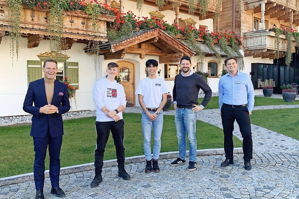 © Das Capri
vlnr: Christoph Schmuck (Eigentümer Forsthofgut), die Rising Stars (Lehrlinge) Philip Nadhera (17 Jahre) und Omid Hassani (Lehrling 20 Jahre), Georg Pastuszyn (Eigentümer und GF Das Capri), Hans Peter Oberhuber (HR Leiter Forsthofgut) vlnr: Christoph Schmuck (Eigentümer Forsthofgut), die Rising Stars (Lehrlinge) Philip Nadhera (17 Jahre) und Omid Hassani (Lehrling 20 Jahre), Georg Pastuszyn (Eigentümer und GF Das Capri), Hans Peter Oberhuber (HR Leiter Forsthofgut)