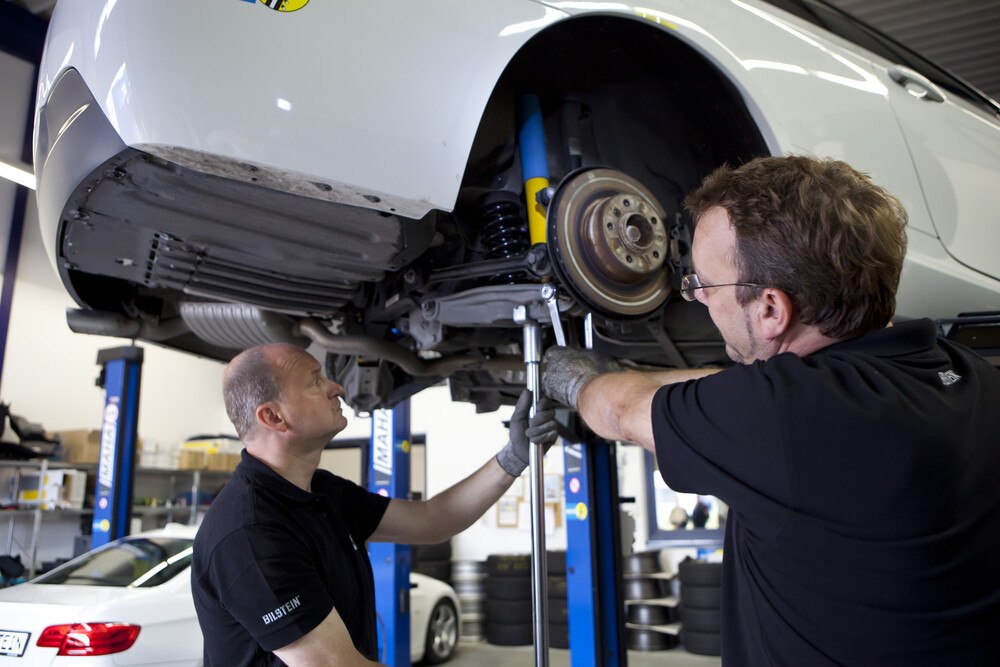 © Bilstein
Die Umstecksaison nutzen und eine Sichtkontrolle des Fahrwerksmachen. Die Umstecksaison nutzen und eine Sichtkontrolle des Fahrwerksmachen.