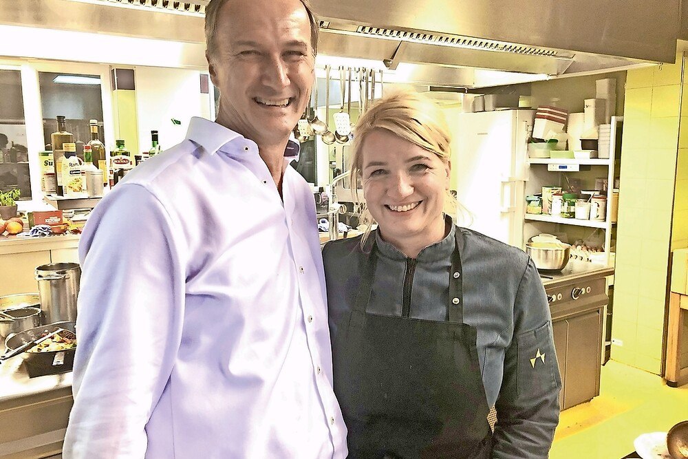 © Vierich
Monika und Herbert Karer: Sie ist die Küchenchefin, er leitet den Service. Monika und Herbert Karer: Sie ist die Küchenchefin, er leitet den Service.