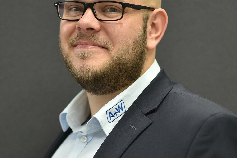 © A+W Dennis Tiegs ist der neue Chief Operations Officer (COO) für die A+W Business Unit Software für Glas. Dennis Tiegs ist der neue Chief Operations Officer (COO) für die A+W Business Unit Software für Glas.