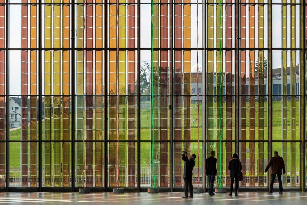 © Physee PHYSEE SmartSkin aus den Niederlanden ist ein transparentes Fassadensystem, das saubere Energie erzeugen und Umweltdaten erfasst. Das Foto zeigt, wie dieses System am Hauptsitz von EDGE Technologies in Amsterdam installiert wird. PHYSEE SmartSkin aus den Niederlanden ist ein transparentes Fassadensystem, das saubere Energie erzeugen und Umweltdaten erfasst. Das Foto zeigt, wie dieses System am Hauptsitz von EDGE Technologies in Amsterdam installiert wird.