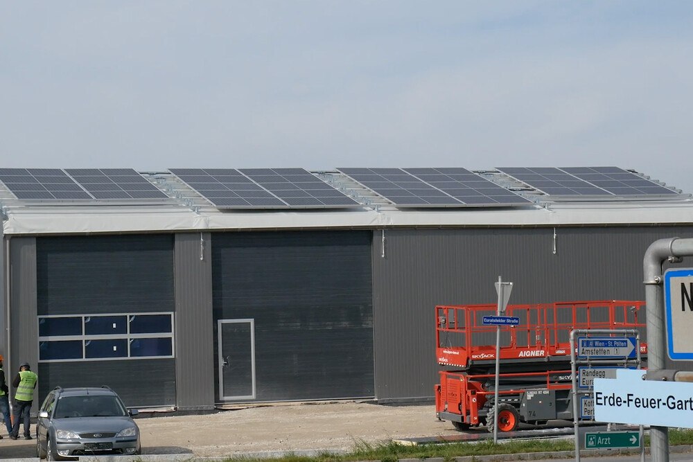 © SOLARSPOT
In nur wenigen Tagen wurde die Halle mit Photovoltaikanlage in Österreich fertiggestellt. In nur wenigen Tagen wurde die Halle mit Photovoltaikanlage in Österreich fertiggestellt.