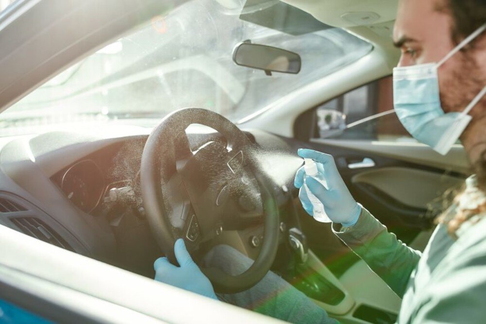 © Getty
Traurig, aber wahr: In die meisten Autos sollte man unabhängig von Corona nicht ohne Schutzausrüstung und Desinfektionsspray einsteigen. Traurig, aber wahr: In die meisten Autos sollte man unabhängig von Corona nicht ohne Schutzausrüstung und Desinfektionsspray einsteigen.
