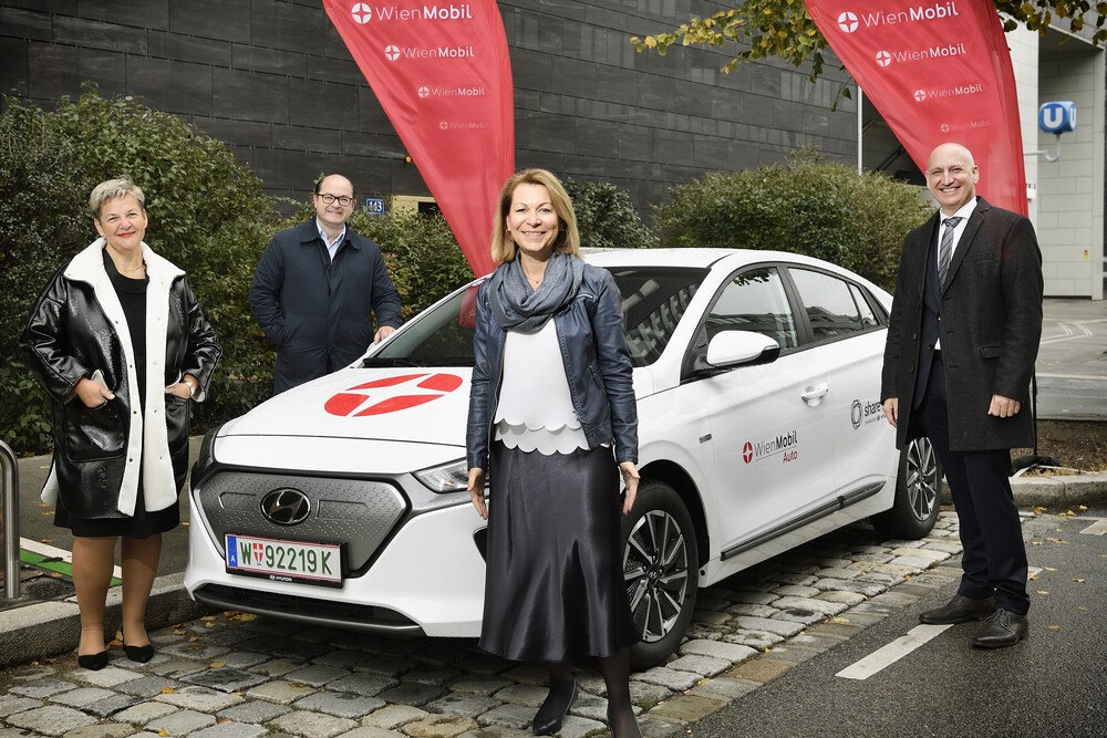 Wiener Linien-Christine Scharinger (COO share me), Mag. Roland Punzengruber (Geschäftsführer Hyundai Import GmbH), Alexandra Reinagl (Geschäftsführerin Wiener Linien), Martin Mai (Geschäftsführer share me) (v.l.)
© Wiener Linien / Zinner Wiener Linien-Christine Scharinger (COO share me), Mag. Roland Punzengruber (Geschäftsführer Hyundai Import GmbH), Alexandra Reinagl (Geschäftsführerin Wiener Linien), Martin Mai (Geschäftsführer share me) (v.l.)