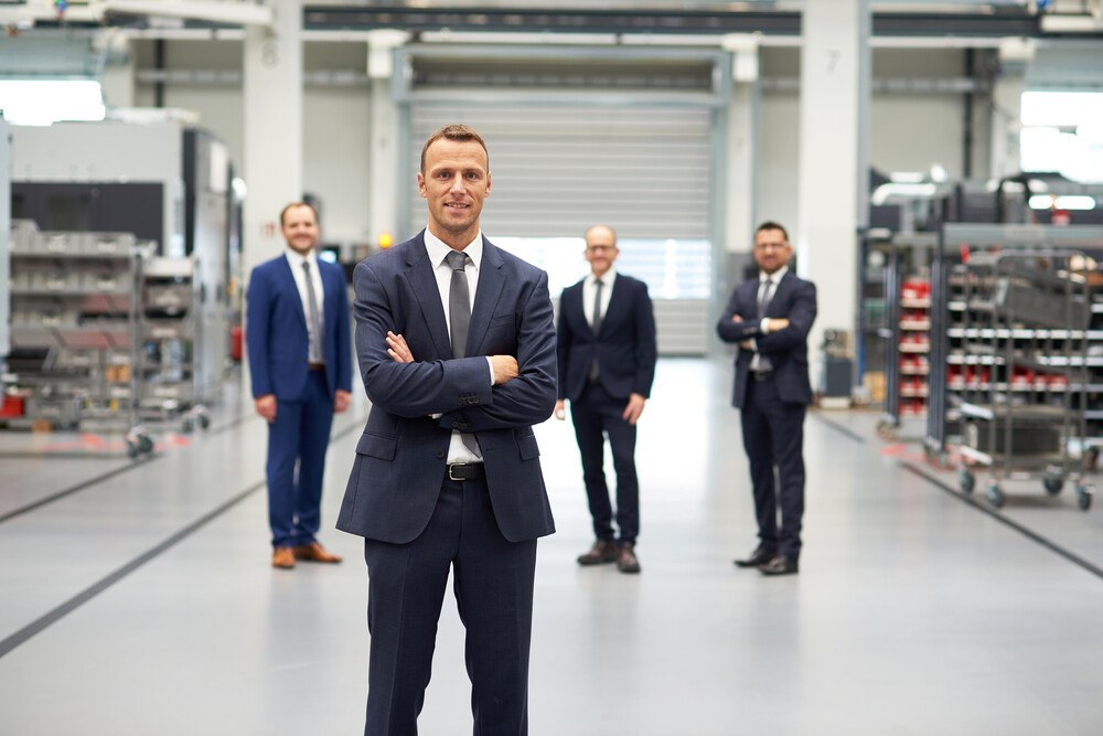 © Fill Maschinenbau Das neue Führungsteam von Fill Maschinenbau: vorne: Martin Reiter (CSO) hinten: (v.l.) Alois Wiesinger (CTO), Andreas Fill (CEO), Günter Redhammer (COO) Das neue Führungsteam von Fill Maschinenbau: vorne: Martin Reiter (CSO) hinten: (v.l.) Alois Wiesinger (CTO), Andreas Fill (CEO), Günter Redhammer (COO)