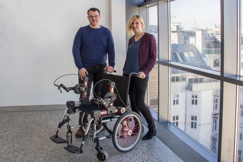 Erfinder Dipl.-Ing.Markus Puchinger mit Prof. Dr. Margit Gföhler.
© TU Wien Erfinder Dipl.-Ing.Markus Puchinger mit Prof. Dr. Margit Gföhler.