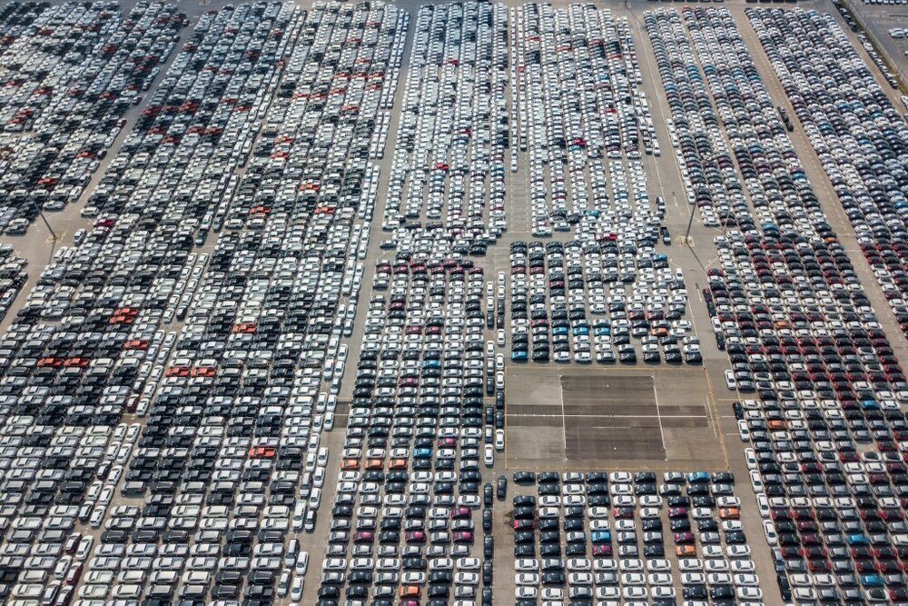 © Getty
Ein Bild mit Symbolcharakter: Luftaufnahme prall gefüllter Parkplätze einer Autofabrik. Ein Bild mit Symbolcharakter: Luftaufnahme prall gefüllter Parkplätze einer Autofabrik.