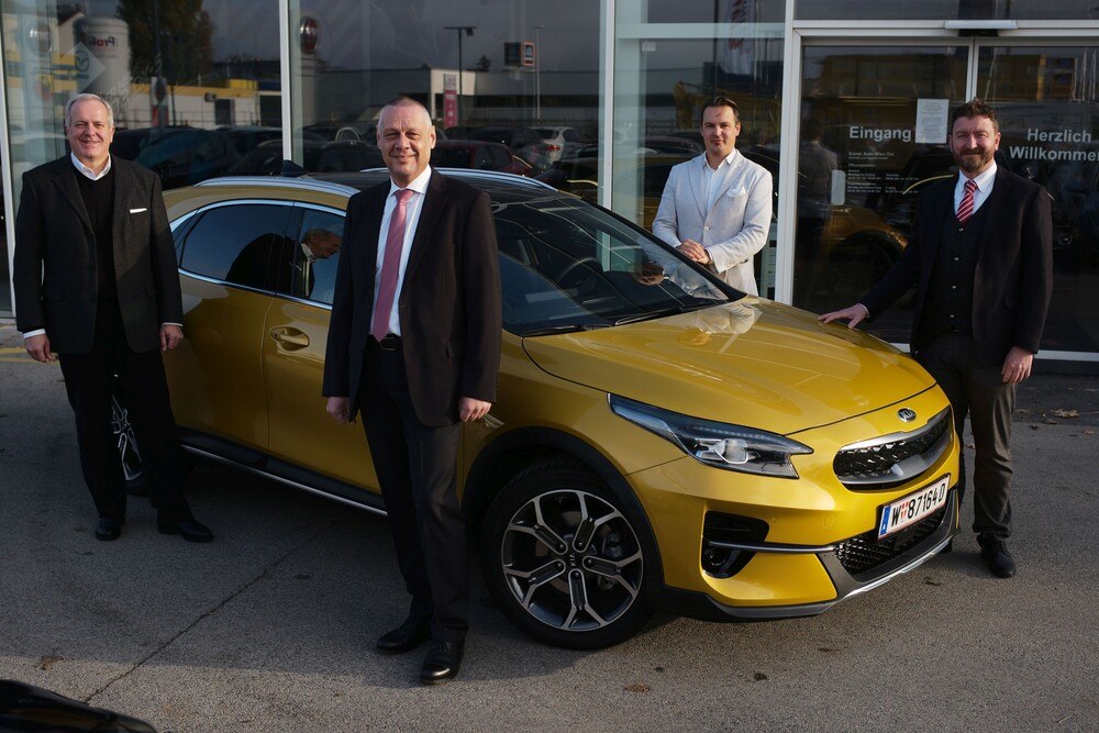 © Auto Eisner
Peter List (GF Eisner GmbH), Christian Talpa (GF Eisner Auto Wien Ost), Herbert Windholz (GF Eisner Auto Wien Süd), Thierry Lucio Galler (Verkaufsleitung Kia) (v.l.). Peter List (GF Eisner GmbH), Christian Talpa (GF Eisner Auto Wien Ost), Herbert Windholz (GF Eisner Auto Wien Süd), Thierry Lucio Galler (Verkaufsleitung Kia) (v.l.).