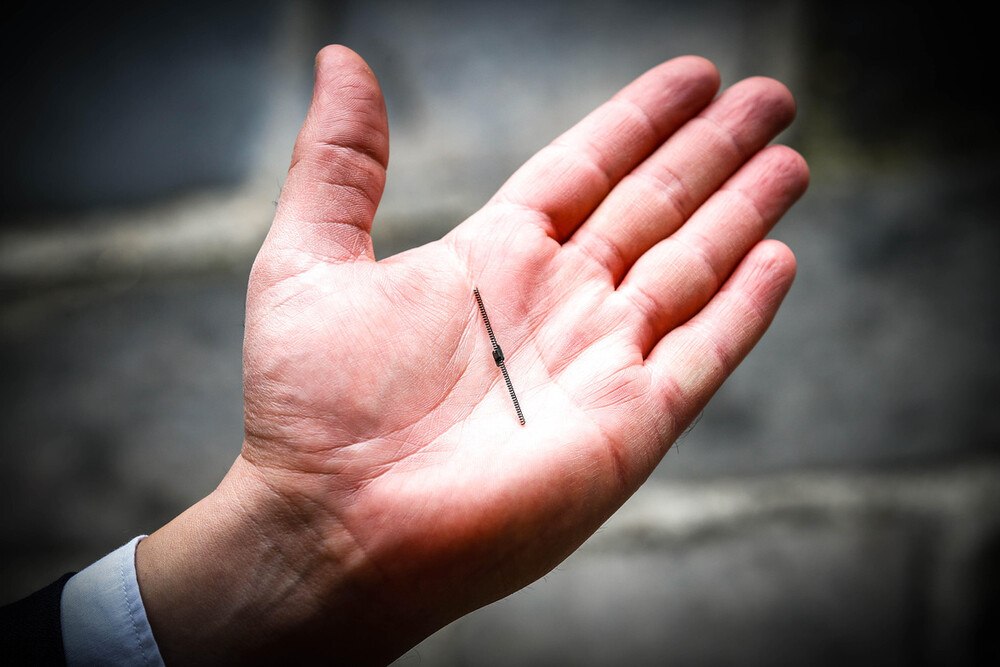 © Michelin
Der RFID-Chip ist klein, leicht, robust und wird direkt in den Reifen einvulkanisiert. Der RFID-Chip ist klein, leicht, robust und wird direkt in den Reifen einvulkanisiert.