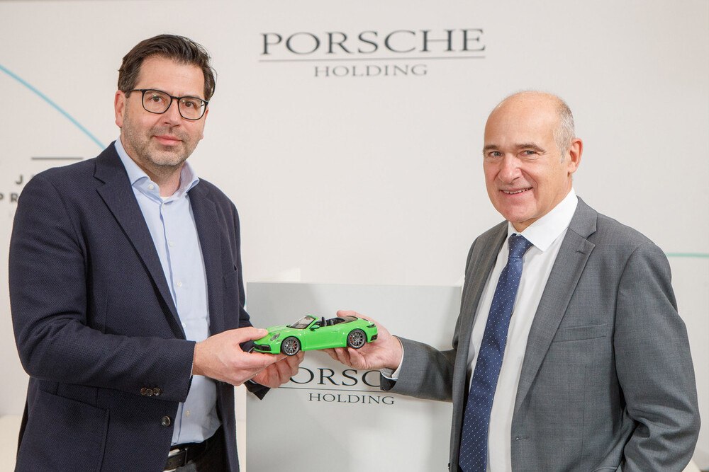Hermann Prax übernimmt die Leitung der Presseabteilung der PHS von Richard Mieling. (v.l.)
© Porsche Holding Salzburg Hermann Prax übernimmt die Leitung der Presseabteilung der PHS von Richard Mieling. (v.l.)