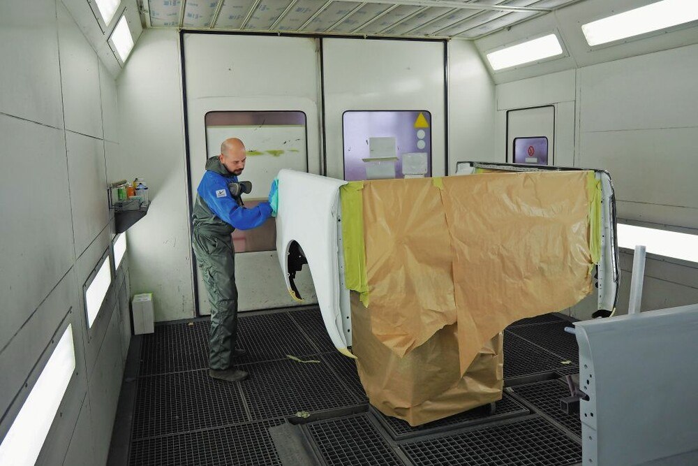 © Hans-Jörg Bruckberger
Tomislav Stipancevic, Lackierer im Autohaus Graf, muss dank konstanter Bedingungen in der Lackierkabine weniger nacharbeiten. Tomislav Stipancevic, Lackierer im Autohaus Graf, muss dank konstanter Bedingungen in der Lackierkabine weniger nacharbeiten.