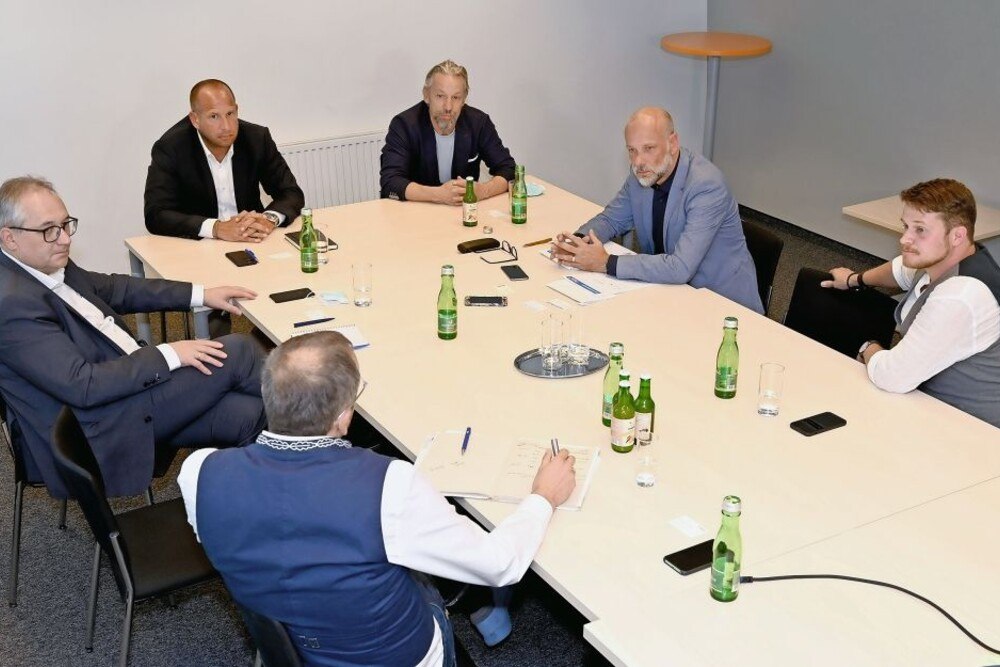 © Philipp Bednar
Es diskutierten (v. r.): Michael Frauscher (Reifen Kneidinger), Hans-Jörg Bruckberger (KFZ Wirtschaft), Peter Wondraschek (VRÖ), Harald Kilzer (Apollo Vredestein), Wolfgang Stummer (Goodyear Dunlop), Michael Peschek (point-S) Es diskutierten (v. r.): Michael Frauscher (Reifen Kneidinger), Hans-Jörg Bruckberger (KFZ Wirtschaft), Peter Wondraschek (VRÖ), Harald Kilzer (Apollo Vredestein), Wolfgang Stummer (Goodyear Dunlop), Michael Peschek (point-S)