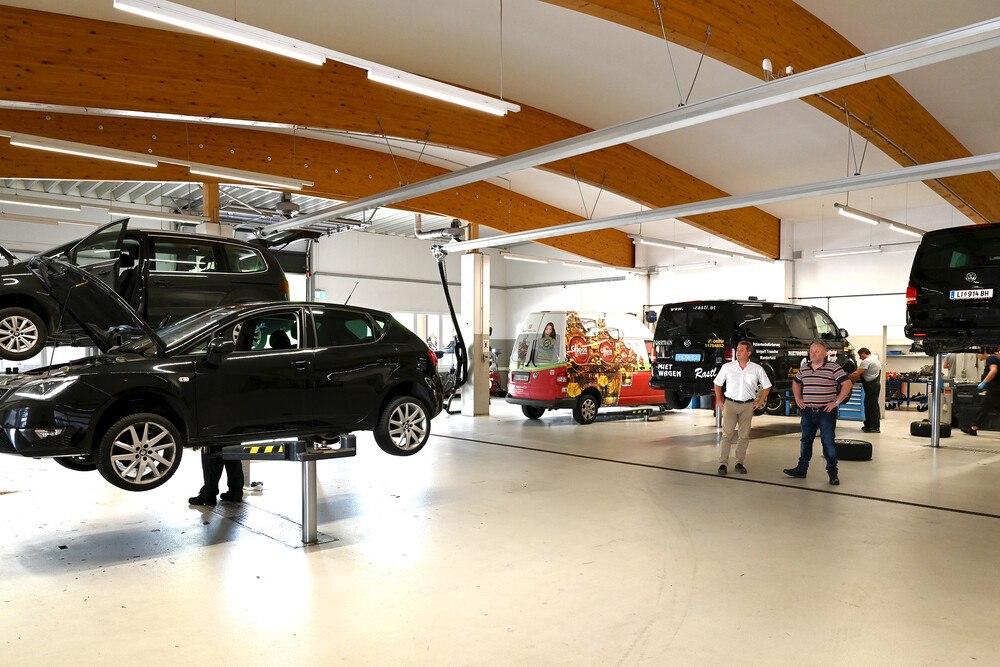 © KFZ Wirtschaft / Philipp Bednar
Die großzügig gestaltete Werkstatt des Autohauses Bathelt beeindruckt. Toll: die Lärmdämmung. Die großzügig gestaltete Werkstatt des Autohauses Bathelt beeindruckt. Toll: die Lärmdämmung.
