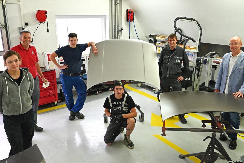 © KFZ Wirtschaft / Philipp Bednar
Vier Teilnehmer, drei Tage – genug Zeit, um jeden Handgriff genau zu besprechen und individuell Wissen zu vermitteln. So soll es sein. Johanna Teufl, Fritz Pewny, Michael Bergmann, Lukas Grießer, Michael Beine und Harald Dögl (v. l.). Vier Teilnehmer, drei Tage – genug Zeit, um jeden Handgriff genau zu besprechen und individuell Wissen zu vermitteln. So soll es sein. Johanna Teufl, Fritz Pewny, Michael Bergmann, Lukas Grießer, Michael Beine und Harald Dögl (v. l.).