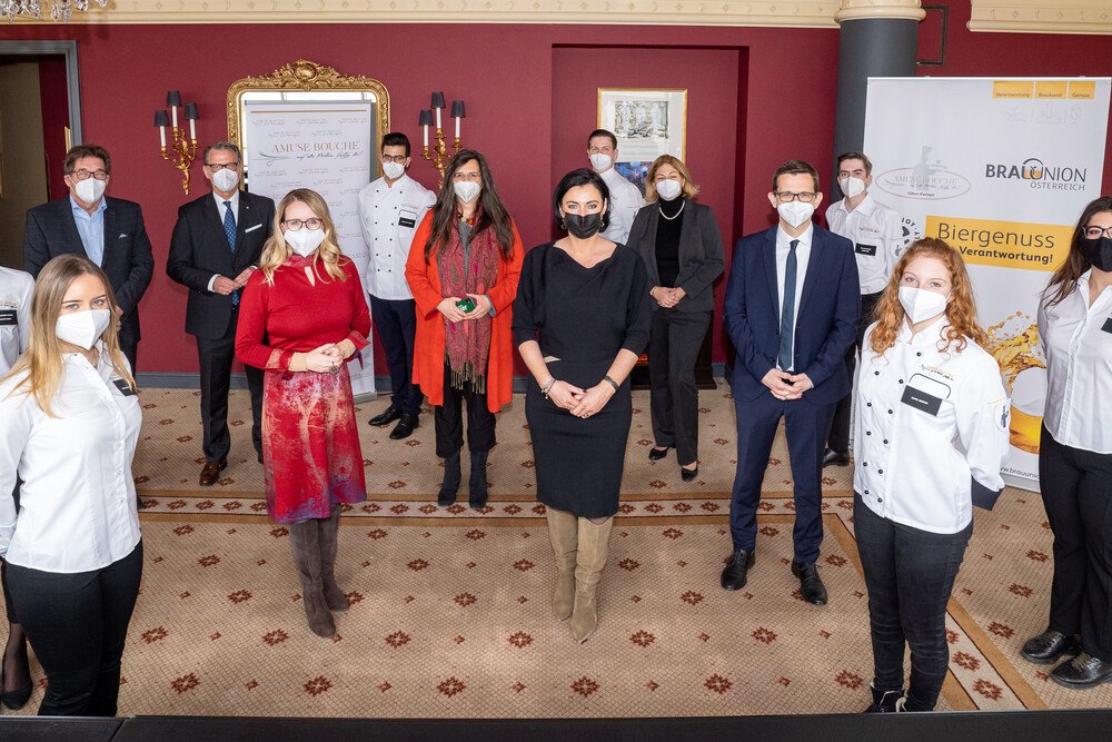 © VOGUS / Brau Union Österreich
Große Unterstützung für Lehrlinge: (v. l.): Erich Loskot, Direktor Berufsschule Längenfeldgasse, Horst Mayer, Direktor Grand Hotel, BM Margarete Schramböck, Gabriela Maria Straka (Brau Union Österreich), BM Elisabeth Köstinger, Piroska Payer, Klaus Schörghofer, Brau Union Österreich-Chef, und Schulsprecherin Soraya Safai Amini. Große Unterstützung für Lehrlinge: (v. l.): Erich Loskot, Direktor Berufsschule Längenfeldgasse, Horst Mayer, Direktor Grand Hotel, BM Margarete Schramböck, Gabriela Maria Straka (Brau Union Österreich), BM Elisabeth Köstinger, Piroska Payer, Klaus Schörghofer, Brau Union Österreich-Chef, und Schulsprecherin Soraya Safai Amini.