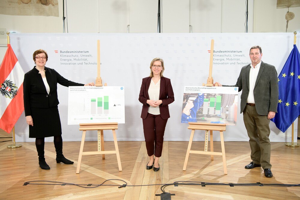 © APA / Martin Hörmandinger
Theresia Vogel, Leonore Gewessler, Wilfried Sihn (v.l.) Theresia Vogel, Leonore Gewessler, Wilfried Sihn (v.l.)