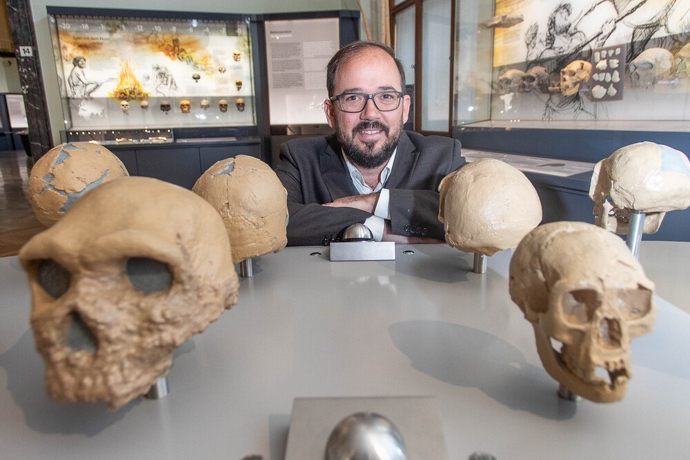 © Richard Tanzer
"Jetzt müssen wir gegen die fixen Verhaltensmuster der erfolgreichen Evolution ankämpfen – und uns das „sapiens“ im Artnamen verdienen", meint der Evolutions-Biologe Gregor Fauma. "Jetzt müssen wir gegen die fixen Verhaltensmuster der erfolgreichen Evolution ankämpfen – und uns das „sapiens“ im Artnamen verdienen", meint der Evolutions-Biologe Gregor Fauma.