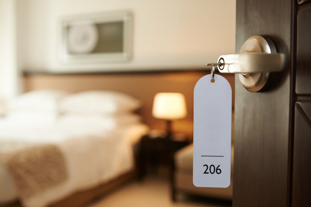 © getty images DragonImages
Machen Hotels dir Tür für ihre Gäste auf? Das Problem spielt sich im Promillebereich ab. Machen Hotels dir Tür für ihre Gäste auf? Das Problem spielt sich im Promillebereich ab.